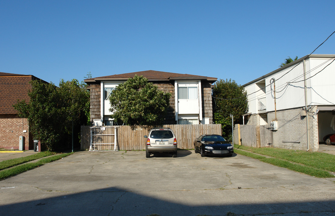 2404 Giuffrias Ave in Metairie, LA - Building Photo