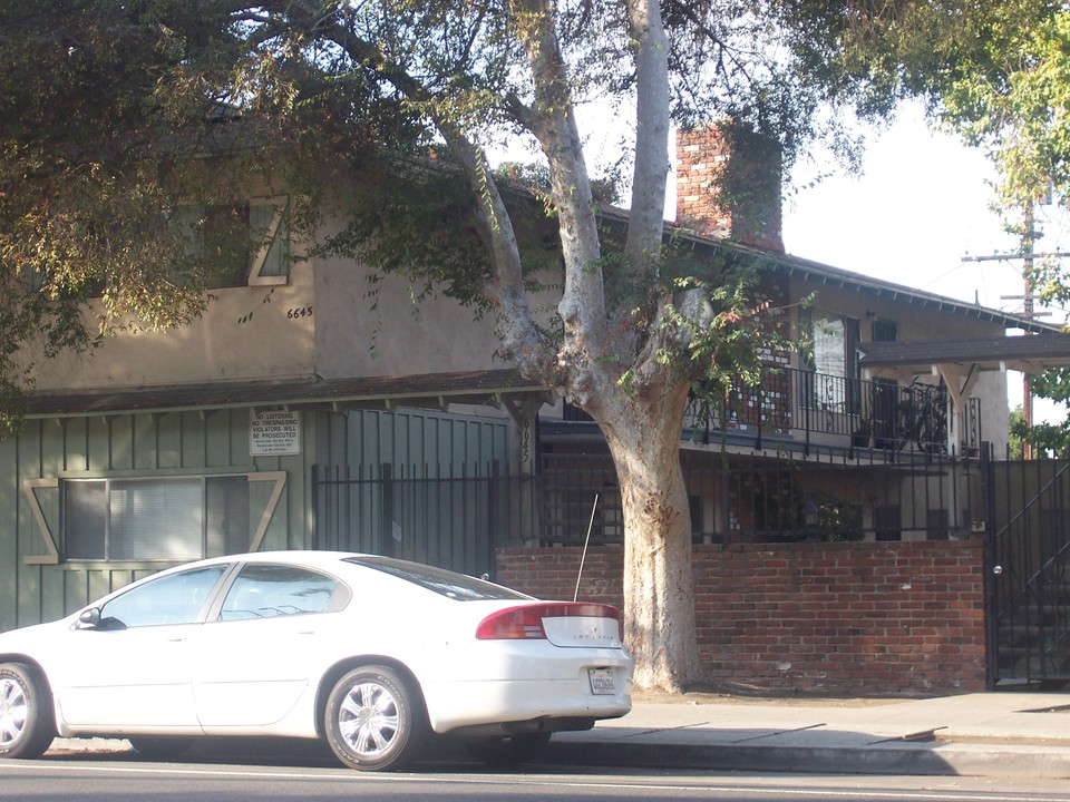 6645 Orange Ave in Long Beach, CA - Foto de edificio