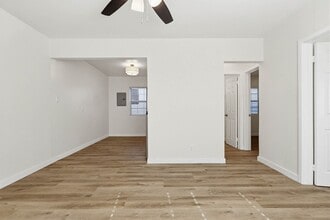 2425 S Ridgeley Dr in Los Angeles, CA - Building Photo - Building Photo