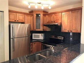 7061 SW 41st Pl in Davie, FL - Building Photo - Building Photo