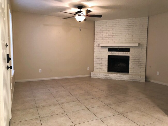 614 San Benito Ct in College Station, TX - Foto de edificio - Building Photo