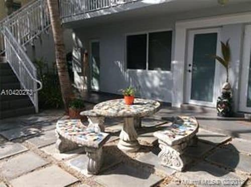 61 Edgewater Dr-Unit -Unit6 in Coral Gables, FL - Foto de edificio - Building Photo