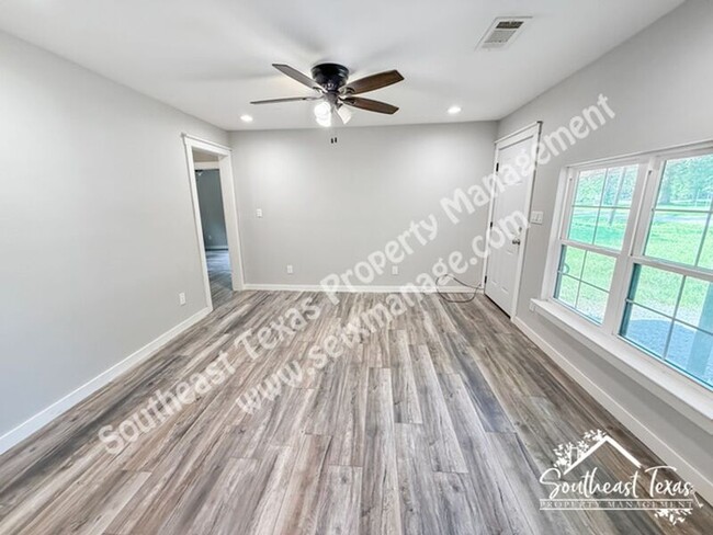 990 Springdale St in Vidor, TX - Foto de edificio - Building Photo