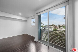 436 S Virgil Ave in Los Angeles, CA - Foto de edificio - Building Photo