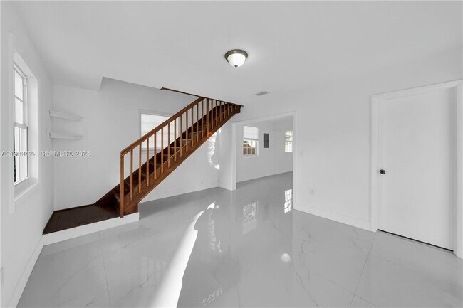 2731 SW 24th St, Unit 2731 in Miami, FL - Foto de edificio - Building Photo