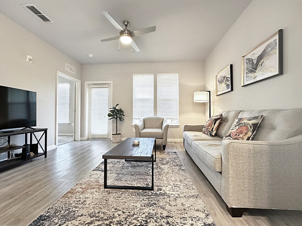 1323 Sands Ter E in Clearwater, FL - Foto de edificio