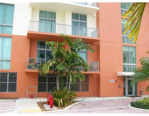 2100 Van Buren St, Unit 304 in Hollywood, FL - Foto de edificio