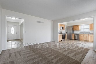 5708 NW Raintree Ct in Parkville, MO - Building Photo - Building Photo