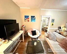 68 Egmont St, Unit 5 in Brookline, MA - Foto de edificio - Building Photo