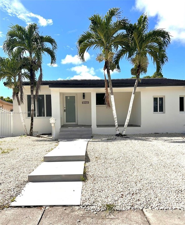 4470 SW 1st St in Coral Gables, FL - Building Photo