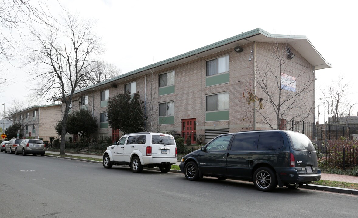 Kentucky Courts Apartments in Washington, DC - Building Photo