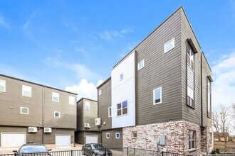 210 W Poplar St in San Antonio, TX - Building Photo - Building Photo