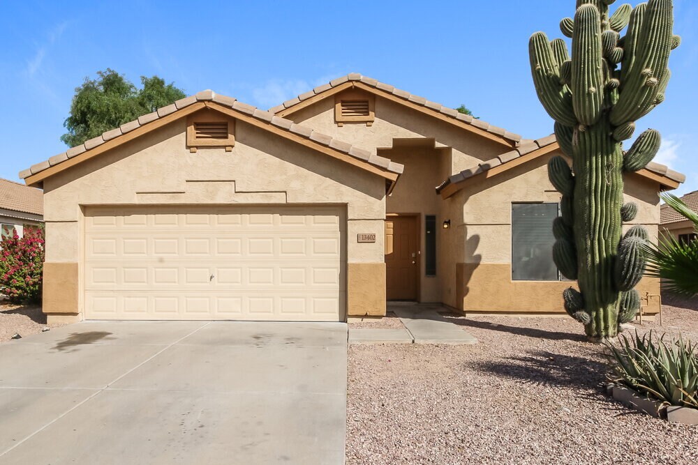 13402 W Watson Ln in Surprise, AZ - Building Photo