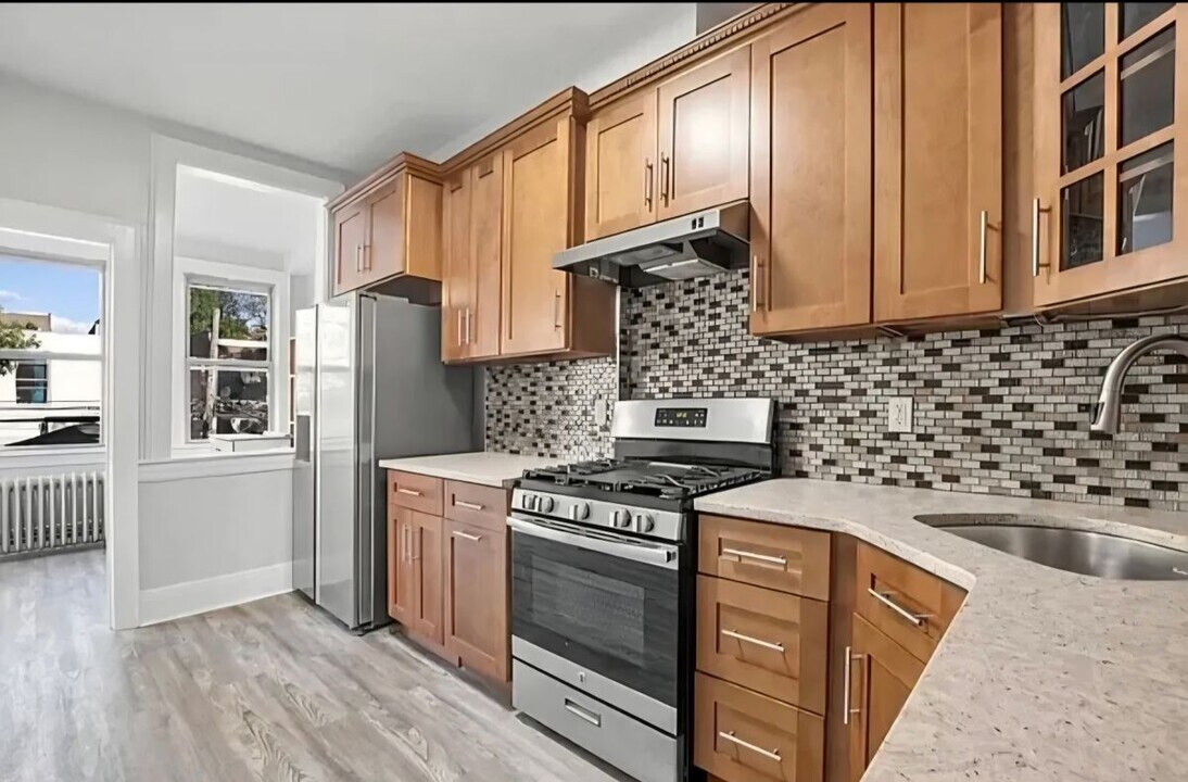 35-11 92nd St in Queens, NY - Building Photo
