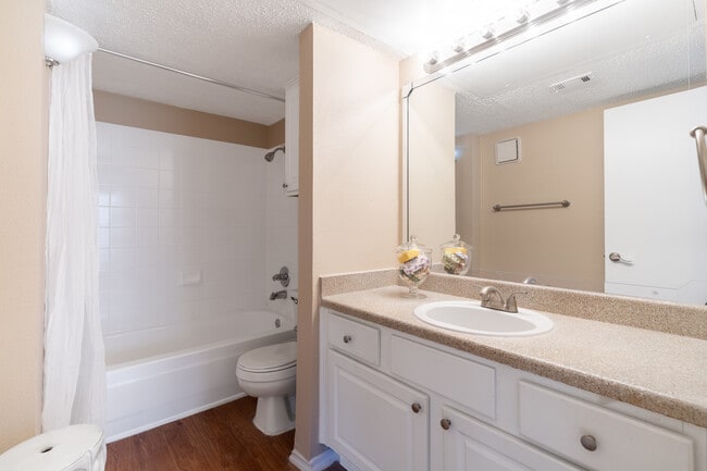 Three60 North Apartments in Grand Prairie, TX - Foto de edificio - Building Photo