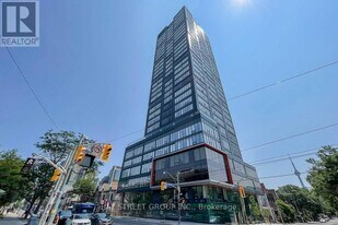 203 College St in Toronto, ON - Building Photo