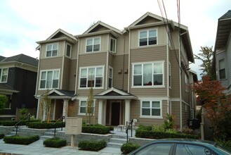 Campus Two Triplex Development in Seattle, WA - Foto de edificio - Building Photo