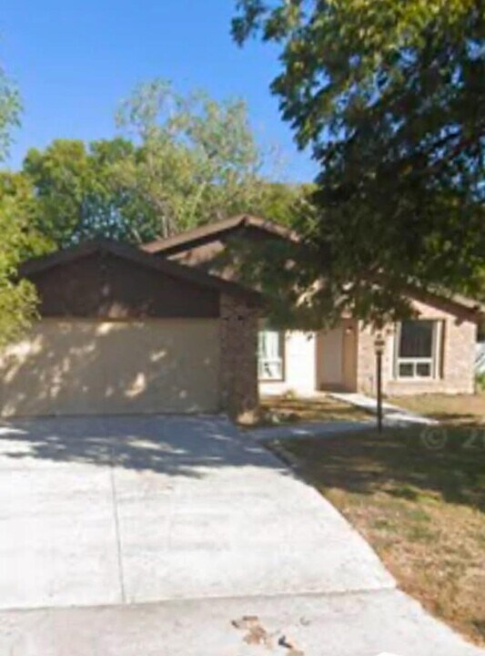 2915 Alan Shepard Dr in San Antonio, TX - Building Photo