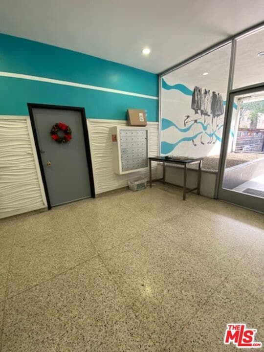 7045 Hawthorn Ave in Los Angeles, CA - Building Photo - Building Photo