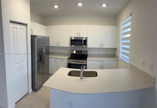 2451 SE 28th St in Homestead, FL - Building Photo - Building Photo