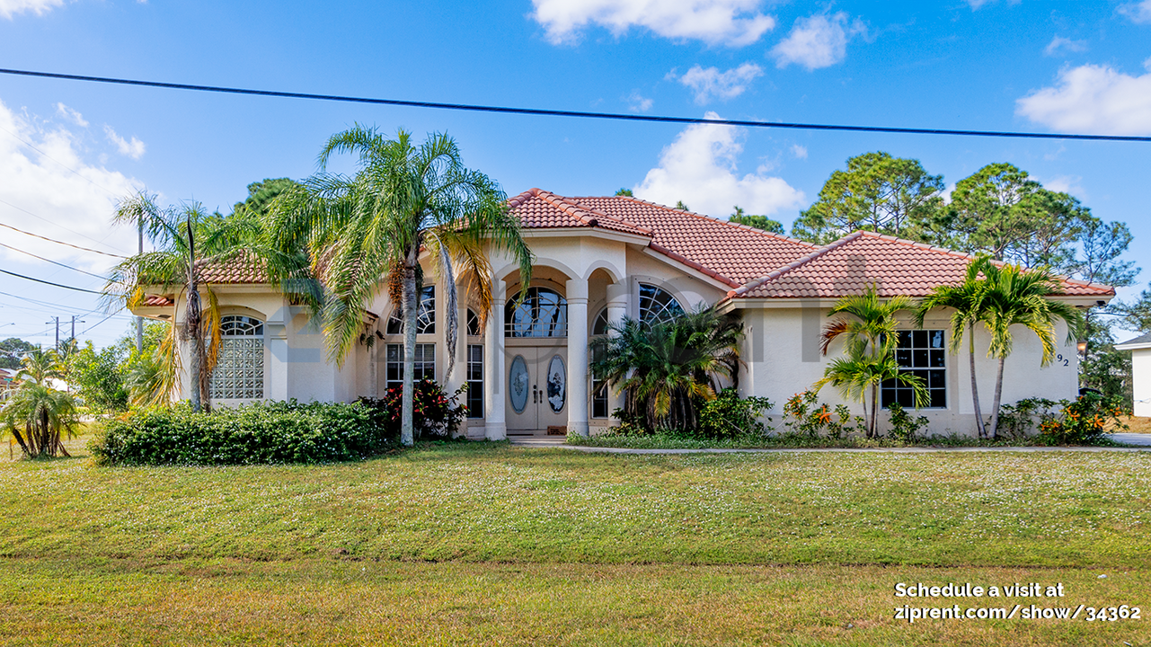 5892 NW Canada St in Port St. Lucie, FL - Foto de edificio