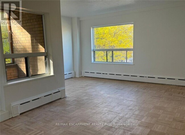 325 A James St S in Hamilton, ON - Building Photo - Building Photo