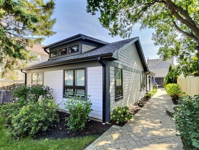 property at 5245 W Ardmore Ave