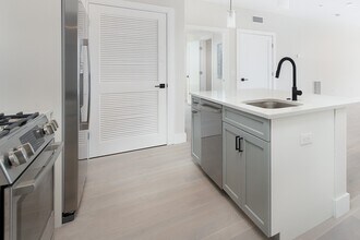 427 Border St, Unit #401 in Boston, MA - Building Photo - Building Photo