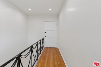 906 Croft Ave in West Hollywood, CA - Building Photo - Building Photo