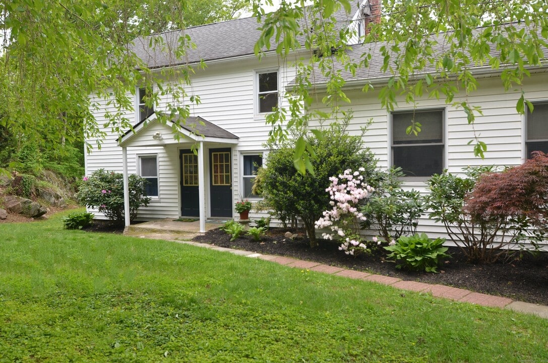 10 Mountain Orchard Rd in Bethel, CT - Building Photo
