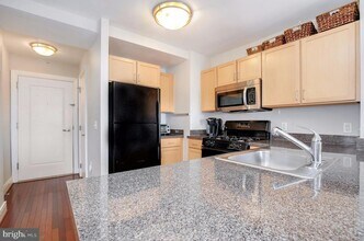 800 4th St SW, Unit n618 in Washington, DC - Building Photo - Building Photo