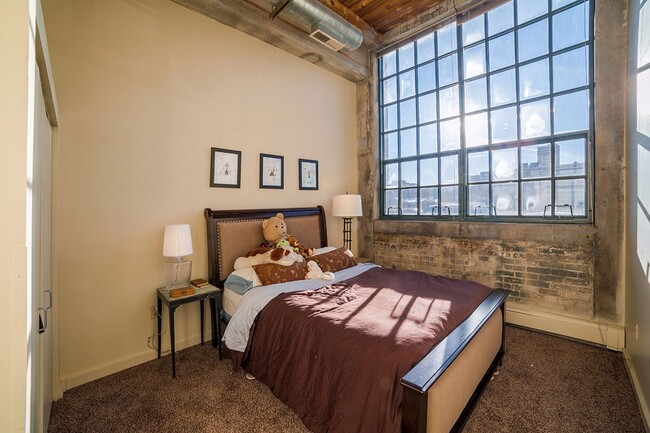 Central High & Stephenson Mills Apartments in South Bend, IN - Foto de edificio - Building Photo