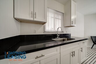755 Normandie Ave in Los Angeles, CA - Building Photo - Building Photo
