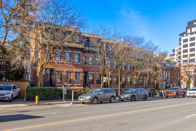 117-127 Davenport Rd in Toronto, ON - Building Photo - Primary Photo