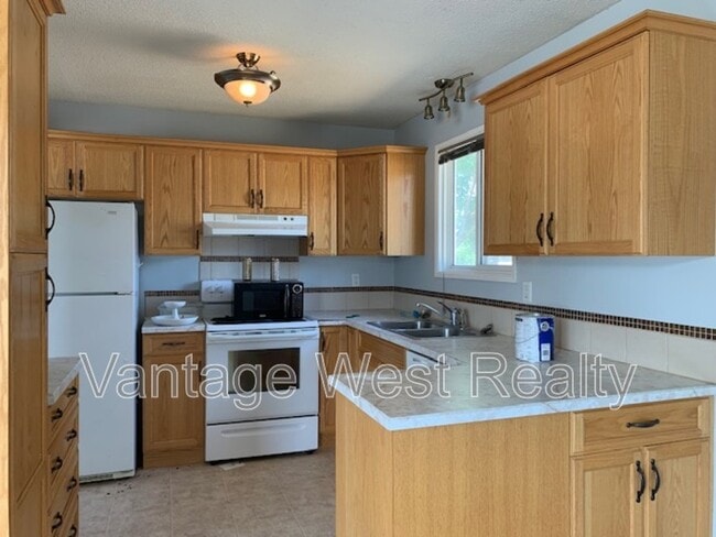 815 Thompson Rd in Kelowna, BC - Building Photo - Building Photo