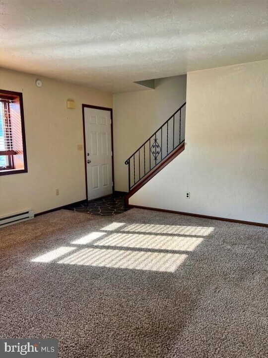 213 Catalpa Ln in Red Lion, PA - Building Photo