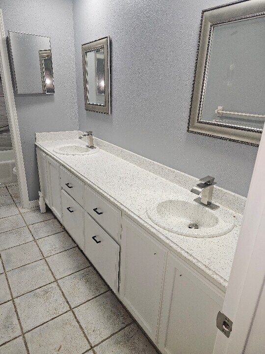 906 Overland St in Stafford, TX - Building Photo