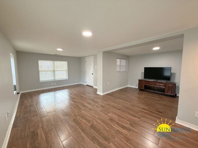 553 Lee Ave in Crestview, FL - Foto de edificio - Building Photo