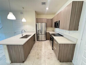 4802 NW 83rd Path in Doral, FL - Foto de edificio - Building Photo