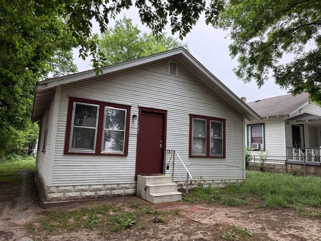 property at 1807 N Atlanta Ave