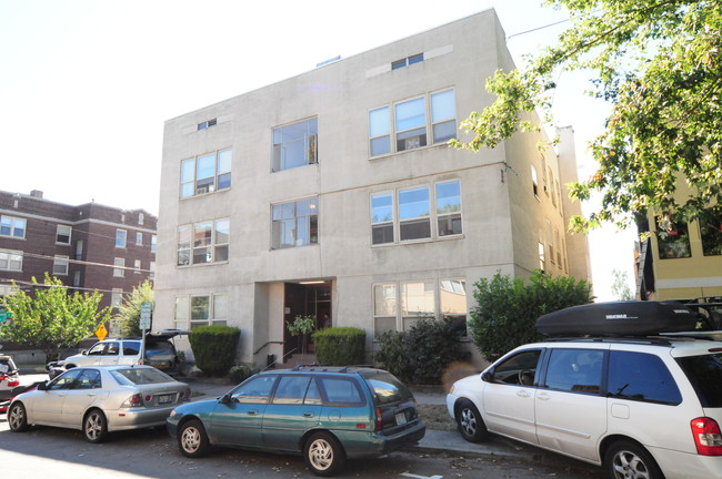 Halmar Apartments in Seattle, WA - Building Photo - Building Photo