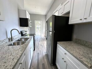 313 E Henry St in Savannah, GA - Building Photo - Building Photo