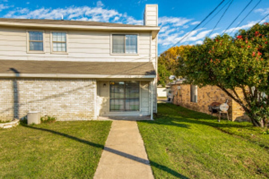 3129 Medina St-Unit -3129 in Irving, TX - Building Photo