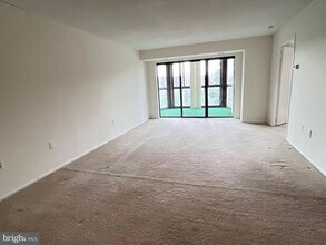 15100 Interlachen Dr, Unit 815 in Silver Spring, MD - Building Photo - Building Photo