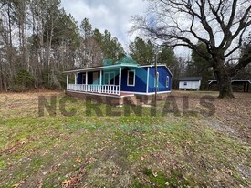 919 Clarence McKeithen Rd in Sanford, NC - Building Photo