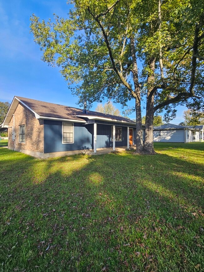 1128 S Shireview Cir in Abbeville, LA - Building Photo - Building Photo