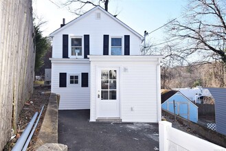 22 Pine Dr in Oyster Bay, NY - Building Photo - Building Photo