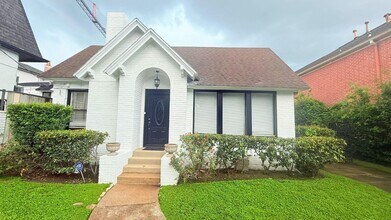 2220 Avalon Pl in Houston, TX - Building Photo - Building Photo