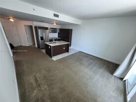 1900 N Bayshore Dr in Miami, FL - Building Photo