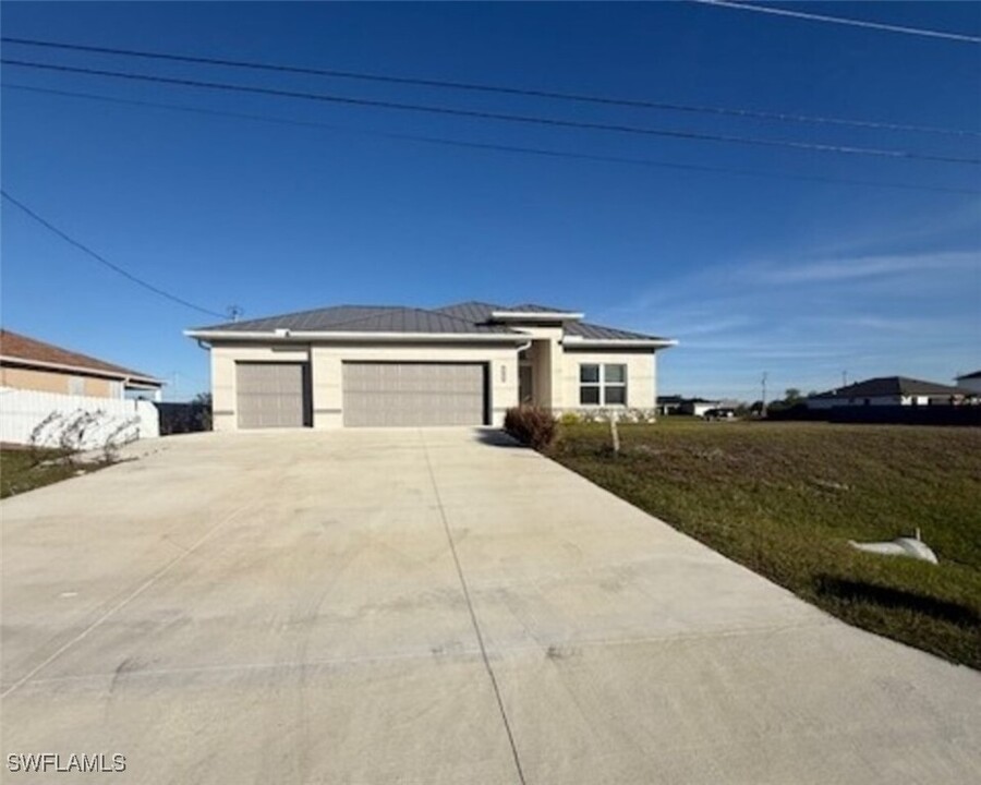 2123 NE Juanita Pl in Cape Coral, FL - Building Photo